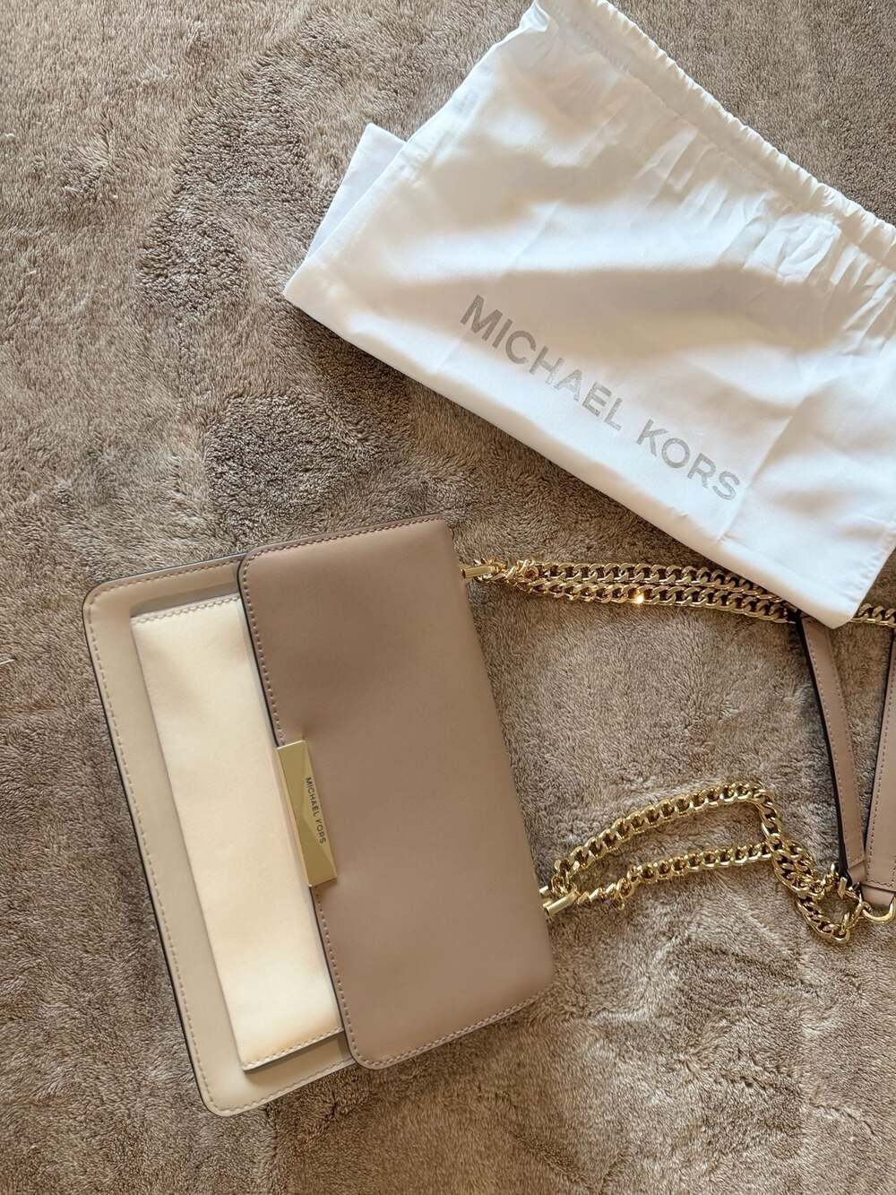 MICHAEL Michael Kors Jade Gusset Shoulder Bag in Tan and White